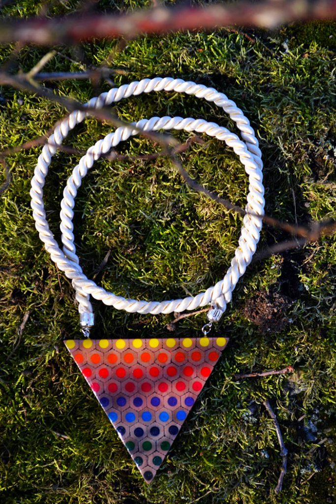 Des bijoux avec des crayons par Anna Čurlejová Des bijoux avec des crayons par Anna curlejova 5 Des-bijoux-avec-des-crayons-par-Anna-curlejova-5