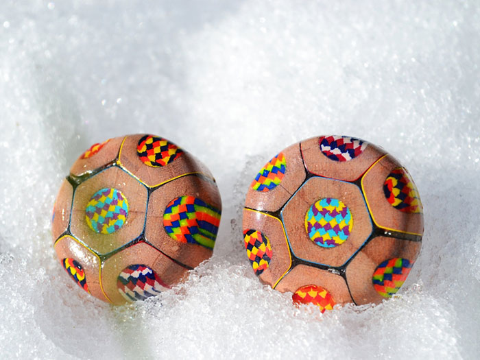 Des bijoux avec des crayons par Anna Čurlejová Des bijoux avec des crayons par Anna curlejova 9 Des-bijoux-avec-des-crayons-par-Anna-curlejova-9