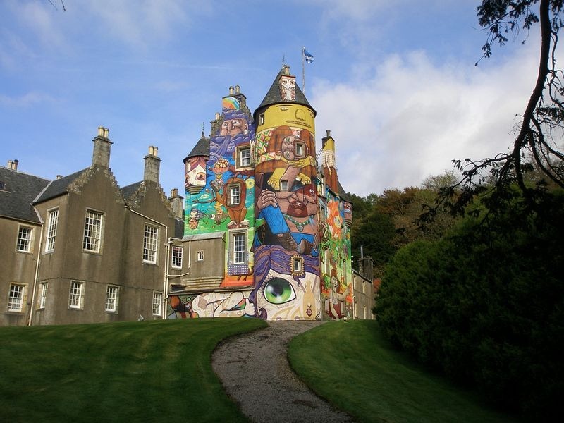 Kelburn, un château du 13ème siècle recouvert de graffitis Kelburn un chateau du 13eme siecle recouvert de graffitis 10 Kelburn-un-chateau-du-13eme-siecle-recouvert-de-graffitis-10