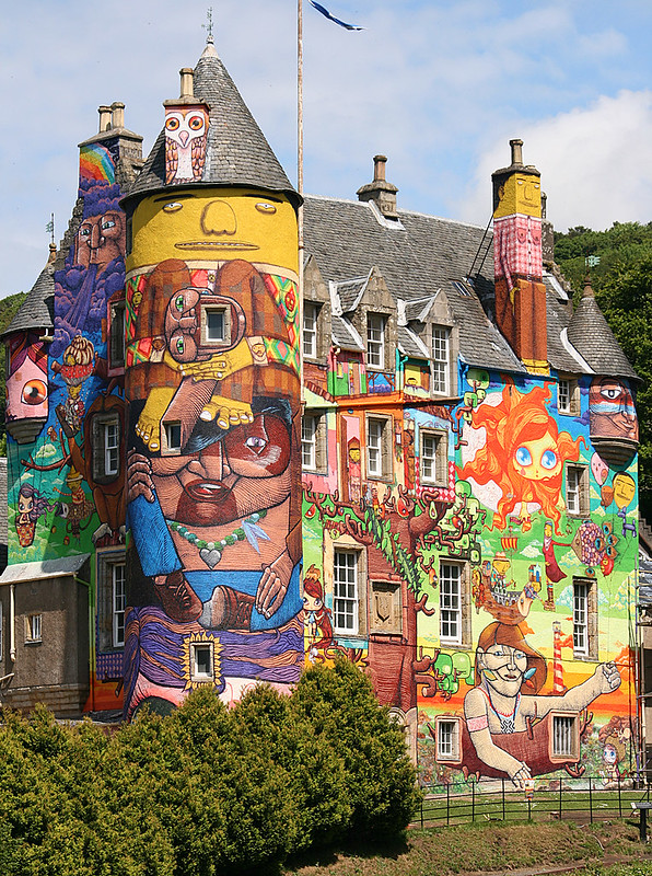 Kelburn, un château du 13ème siècle recouvert de graffitis Kelburn un chateau du 13eme siecle recouvert de graffitis 12 Kelburn-un-chateau-du-13eme-siecle-recouvert-de-graffitis-12
