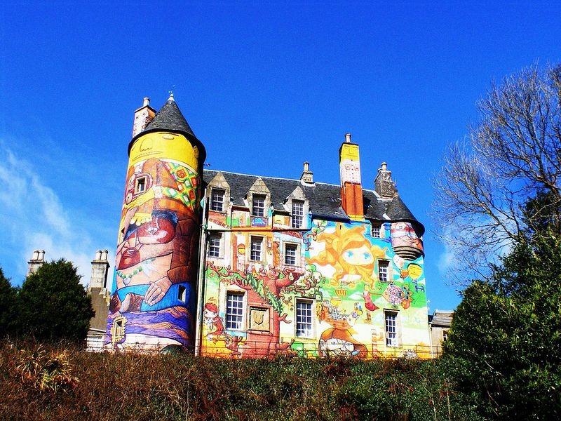 Kelburn, un château du 13ème siècle recouvert de graffitis Kelburn un chateau du 13eme siecle recouvert de graffitis 2 Kelburn-un-chateau-du-13eme-siecle-recouvert-de-graffitis-2