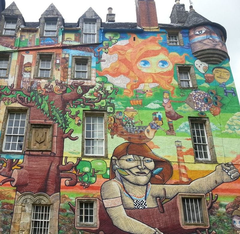 Kelburn, un château du 13ème siècle recouvert de graffitis Kelburn un chateau du 13eme siecle recouvert de graffitis 5 Kelburn-un-chateau-du-13eme-siecle-recouvert-de-graffitis-5