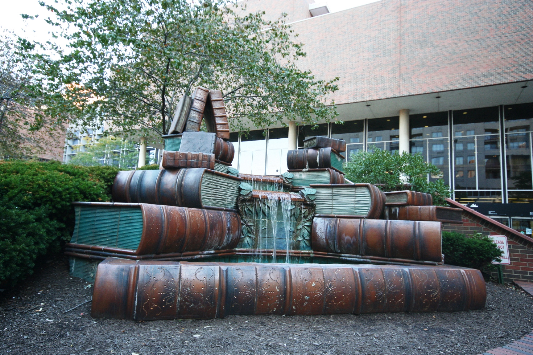 La fontaine livre de la bibliothèque de Cincinnati La fontaine livre de la bibliotheque de Cincinnati book fountain amelia valerio weinberg 2 La-fontaine-livre-de-la-bibliotheque-de-Cincinnati-book-fountain-amelia-valerio-weinberg-2