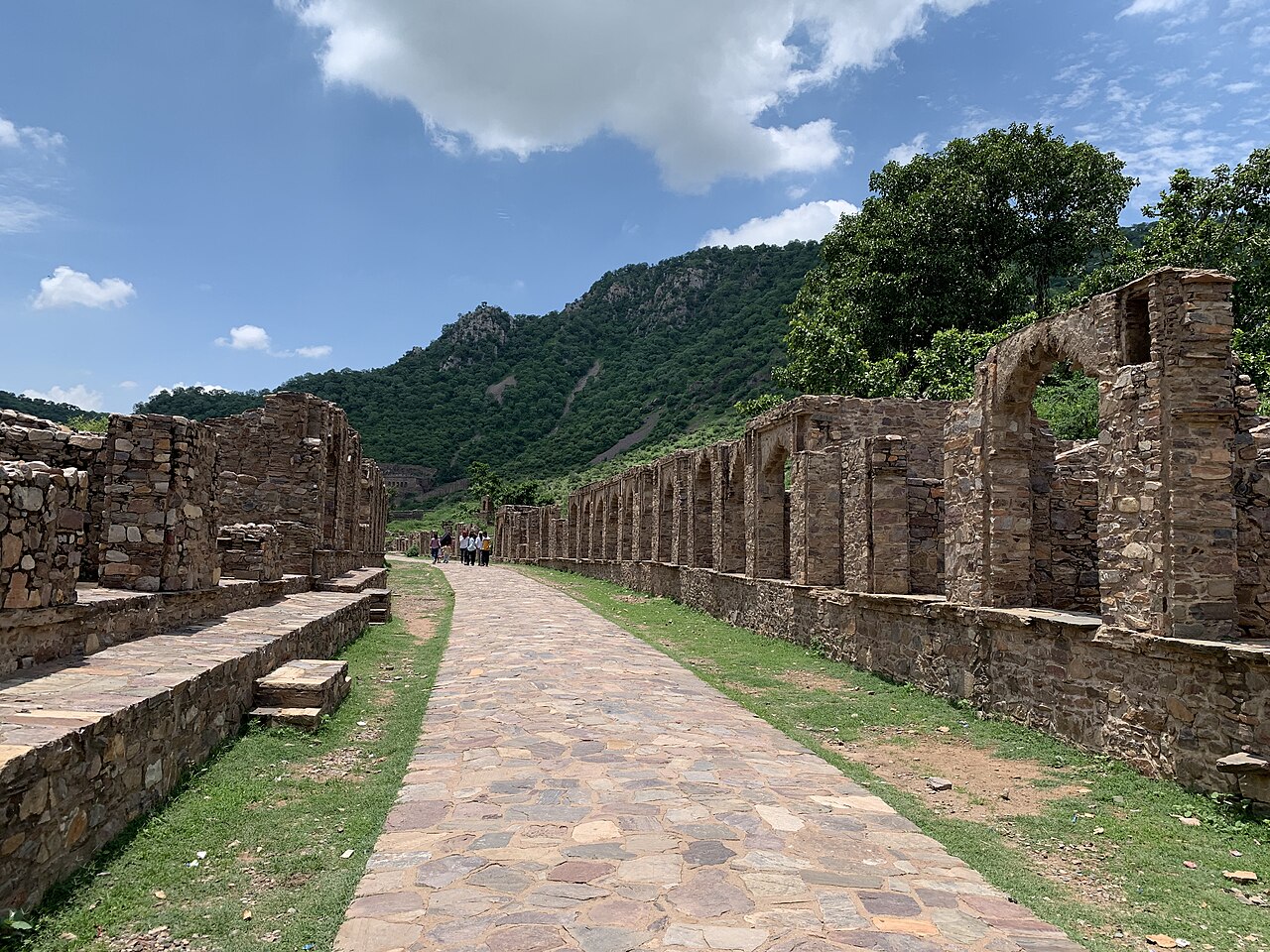 ancienne rue marche bhangarh Ruines de l’ancienne rue du marché de Bhangarh au Rajasthan