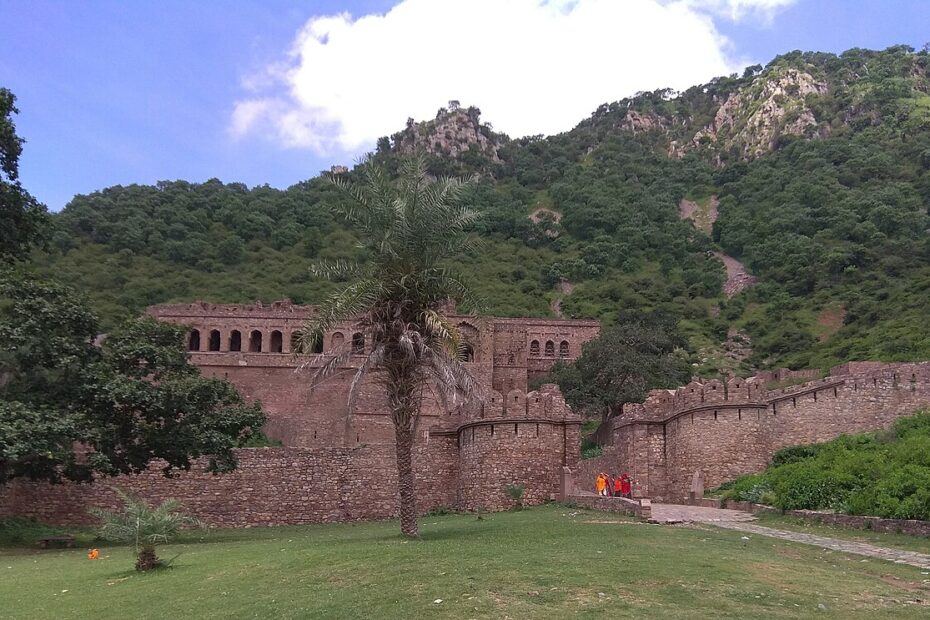 La ville fantôme de Bhangarh, la plus hantée d'Inde bhangarh fort palais royal rajasthan Fortifications et palais royal en ruine de Bhangarh au Rajasthan