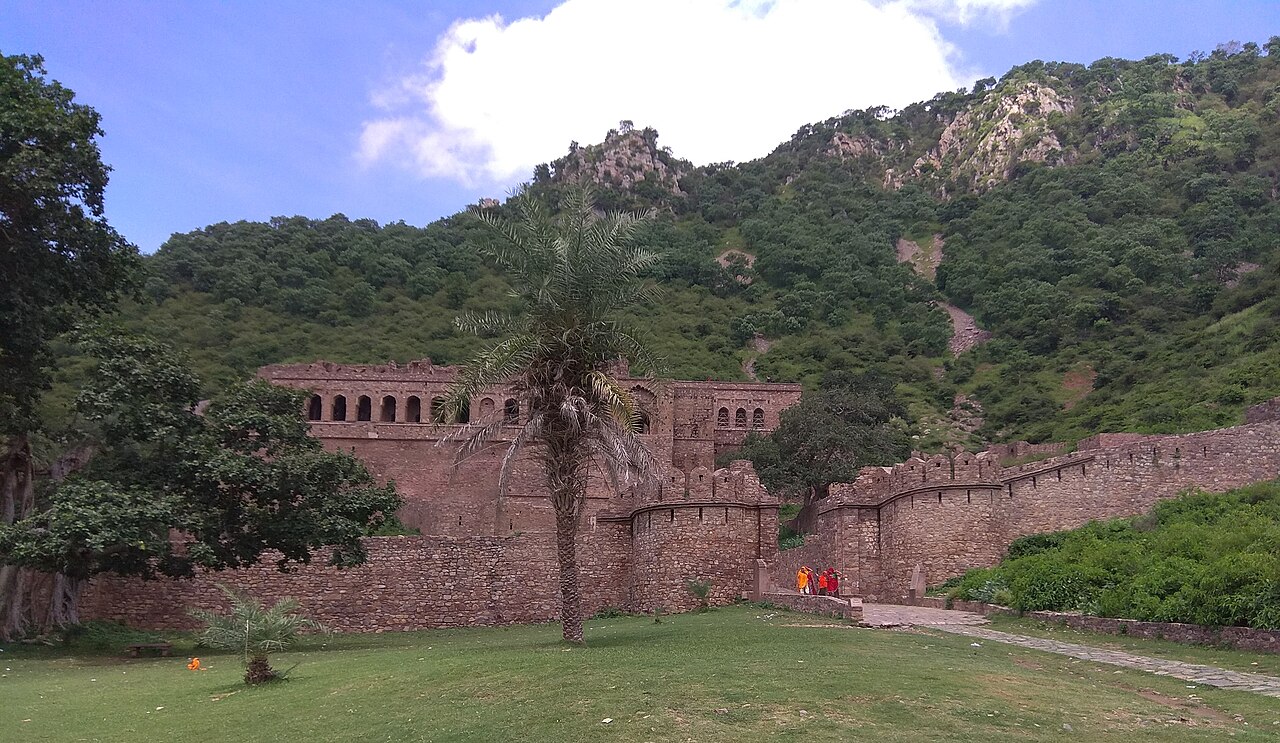 Fortifications et palais royal en ruine de Bhangarh au Rajasthan Fortifications et palais royal en ruine de Bhangarh au Rajasthan