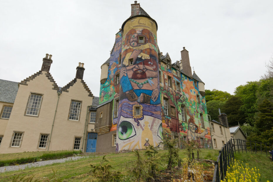 Le château de Kelburn en Écosse, une forteresse médiévale couverte de graffitis chateau kelburn ecosse graffitis couverture Château de Kelburn en Écosse avec ses façades recouvertes de graffitis colorés