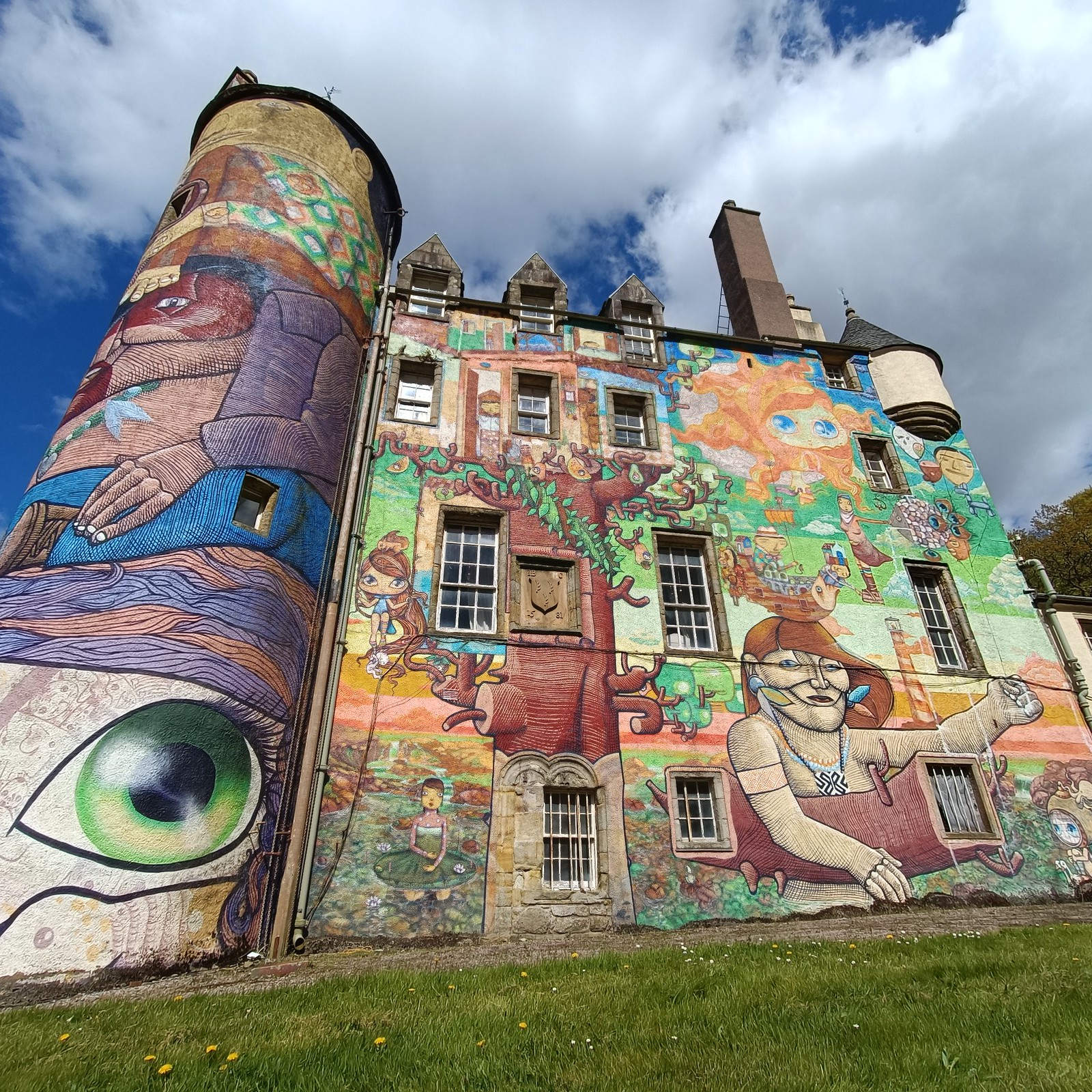 chateau kelburn facade peinte graffitis Façade peinte du château de Kelburn en Écosse, recouverte de graffitis colorés