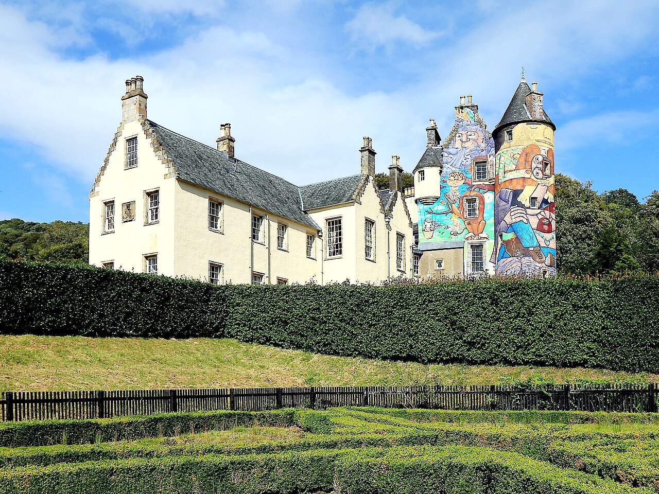 chateau kelburn graffitis 2025 Château de Kelburn photographié en août 2025, avec ses façades historiques et ses graffitis