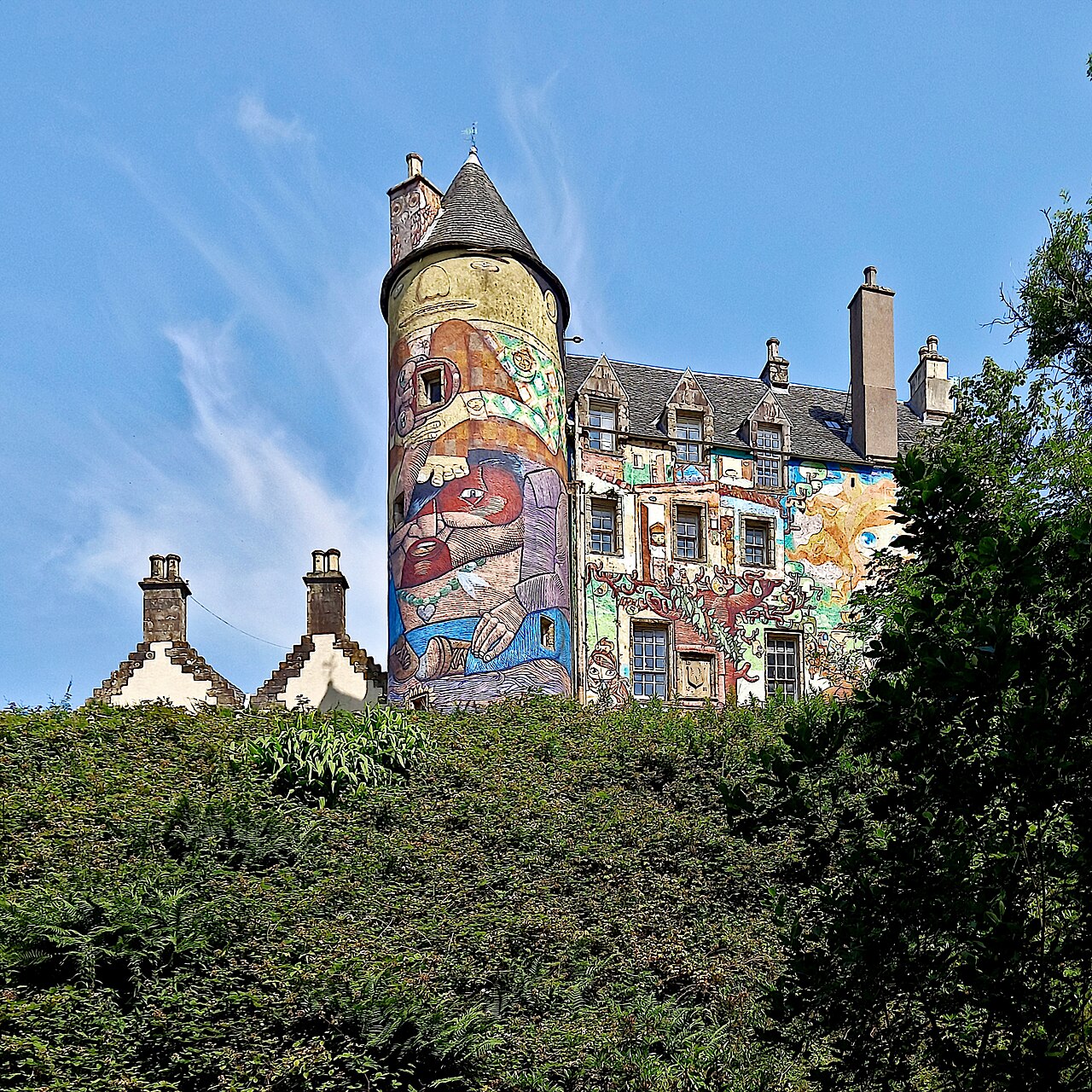 chateau kelburn graffitis 2026 Château de Kelburn en juillet 2026, état récent des façades couvertes de graffitis