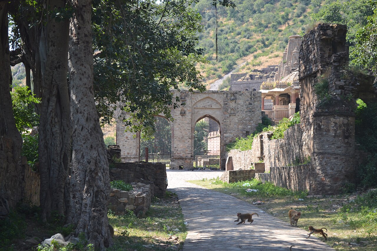 Entrée du complexe fortifié de Bhangarh avec le temple de Gopinath Entrée du complexe fortifié de Bhangarh avec le temple de Gopinath