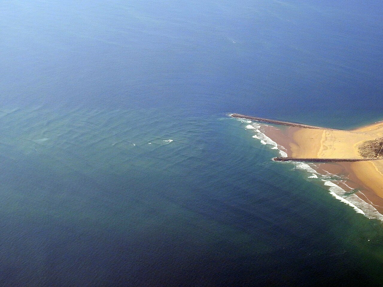 Deux systèmes de vagues se croisant près de Lisbonne au Portugal Deux systèmes de vagues se croisant près de Lisbonne au Portugal