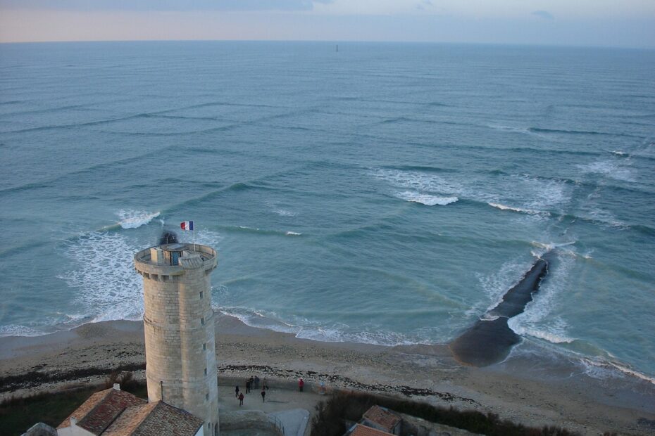 Mer croisée : comment se forment les étonnantes vagues carrées ? mer croisee vagues carrees ile de re Mer croisée formant un motif de vagues carrées près de l’île de Ré