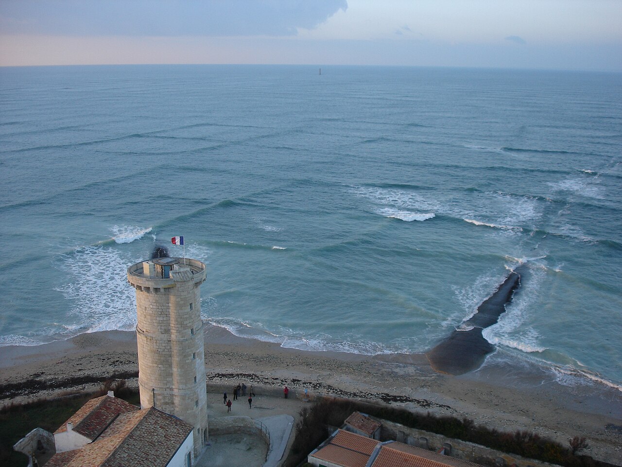 Mer croisée formant un motif de vagues carrées près de l’île de Ré Mer croisée formant un motif de vagues carrées près de l’île de Ré