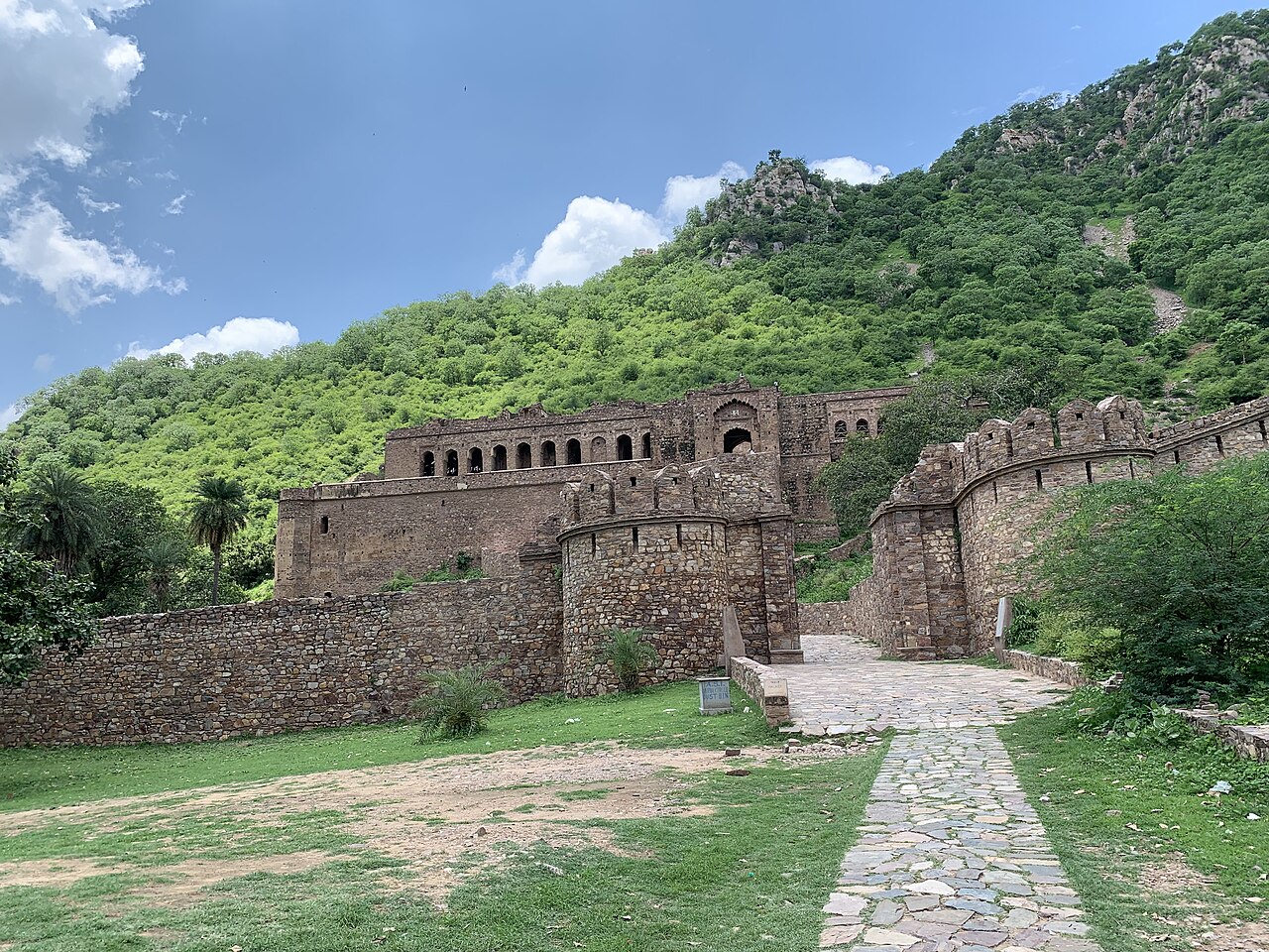 Ruines du palais royal de Bhangarh dans le Rajasthan Ruines du palais royal de Bhangarh dans le Rajasthan