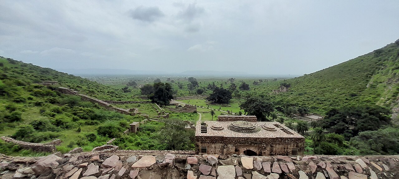 panorama ville fantome bhangarh Vue panoramique des ruines de Bhangarh depuis les hauteurs du fort