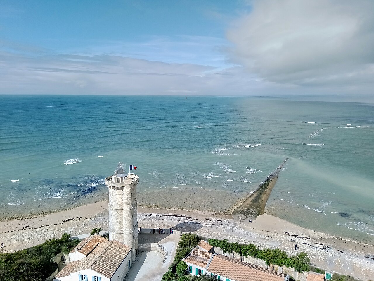 Vue en hauteur sur la mer depuis le phare des Baleines sur l’île de Ré Vue en hauteur sur la mer depuis le phare des Baleines sur l’île de Ré