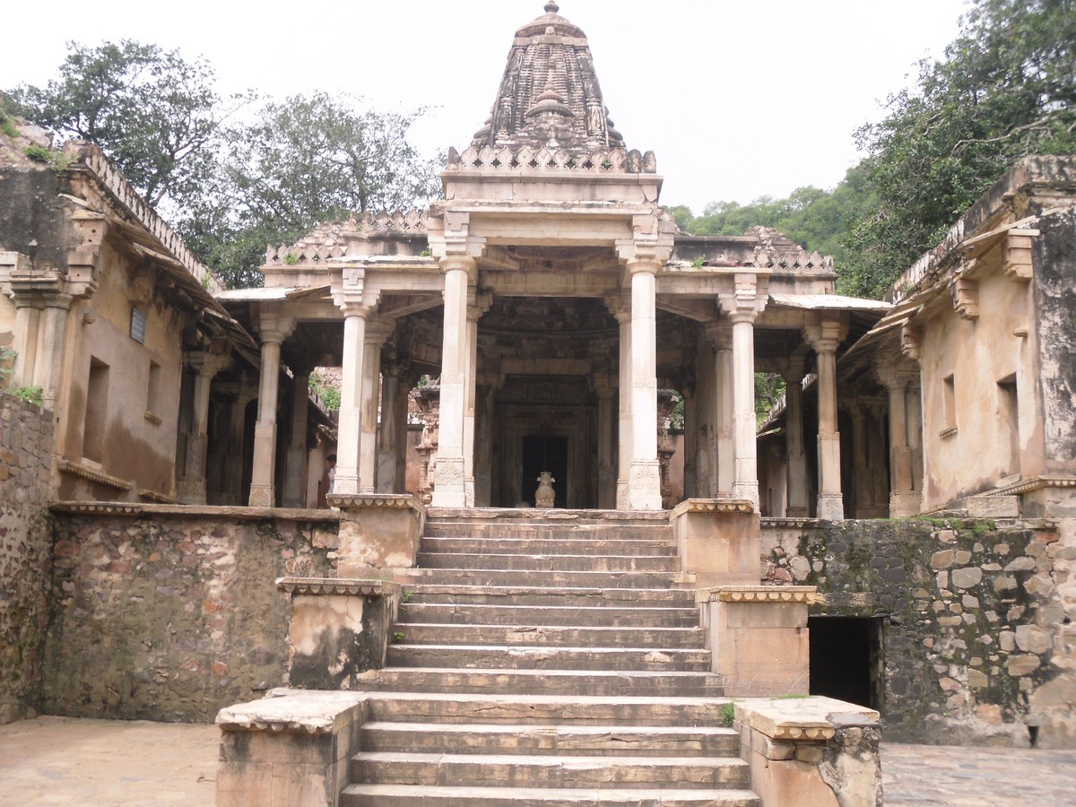 Temple de Someshwar dans les ruines de Bhangarh au Rajasthan Temple de Someshwar dans les ruines de Bhangarh au Rajasthan