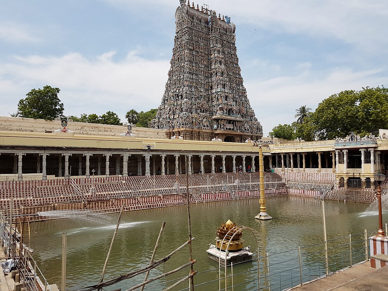 Bassin du Lotus d'or du temple Meenakshi à Madurai Bassin du Lotus d'or et gopurams du temple Meenakshi à Madurai en Inde