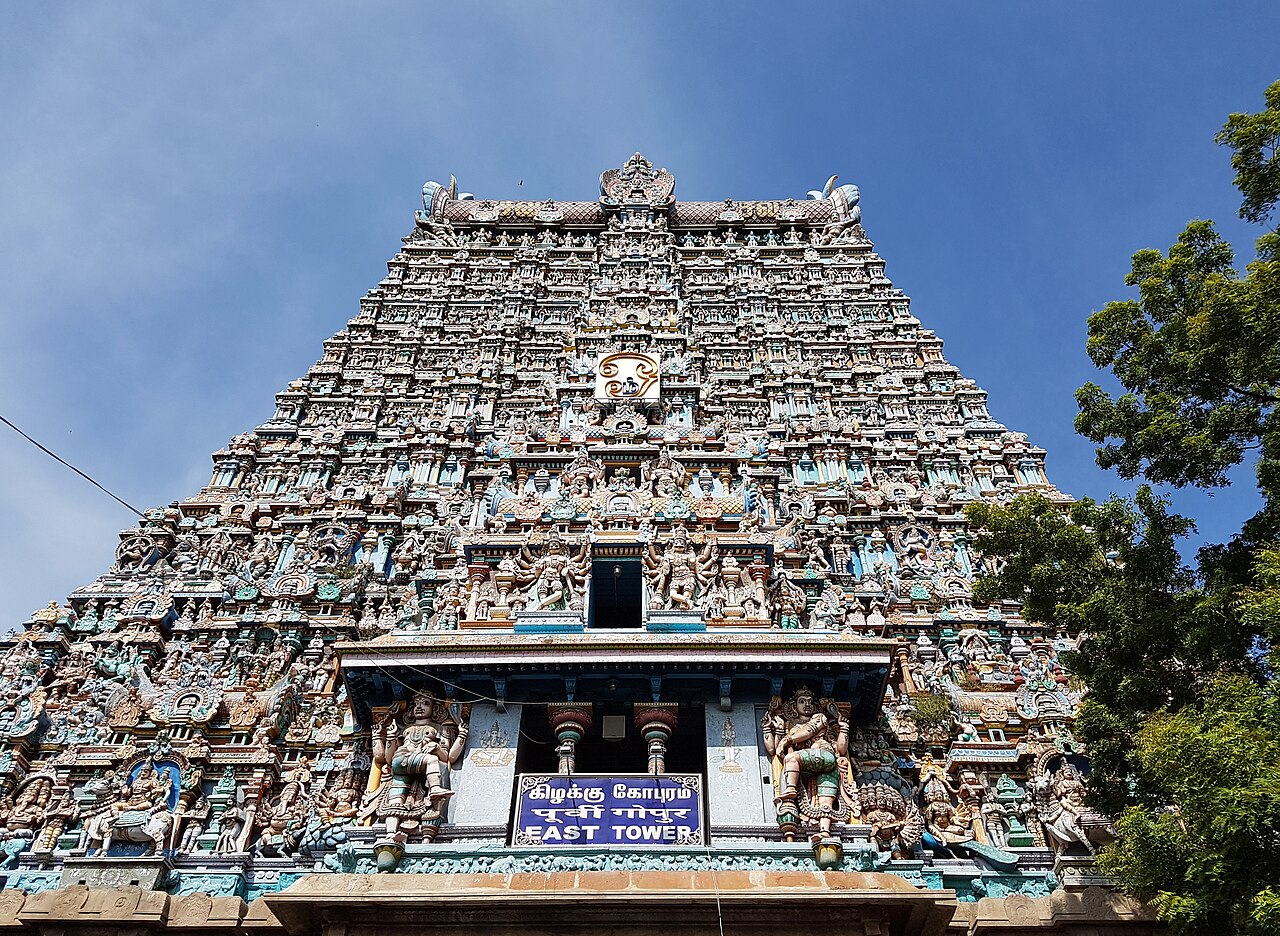 Gopuram du temple Meenakshi de Madurai Gopuram couvert de sculptures colorées du temple Meenakshi à Madurai
