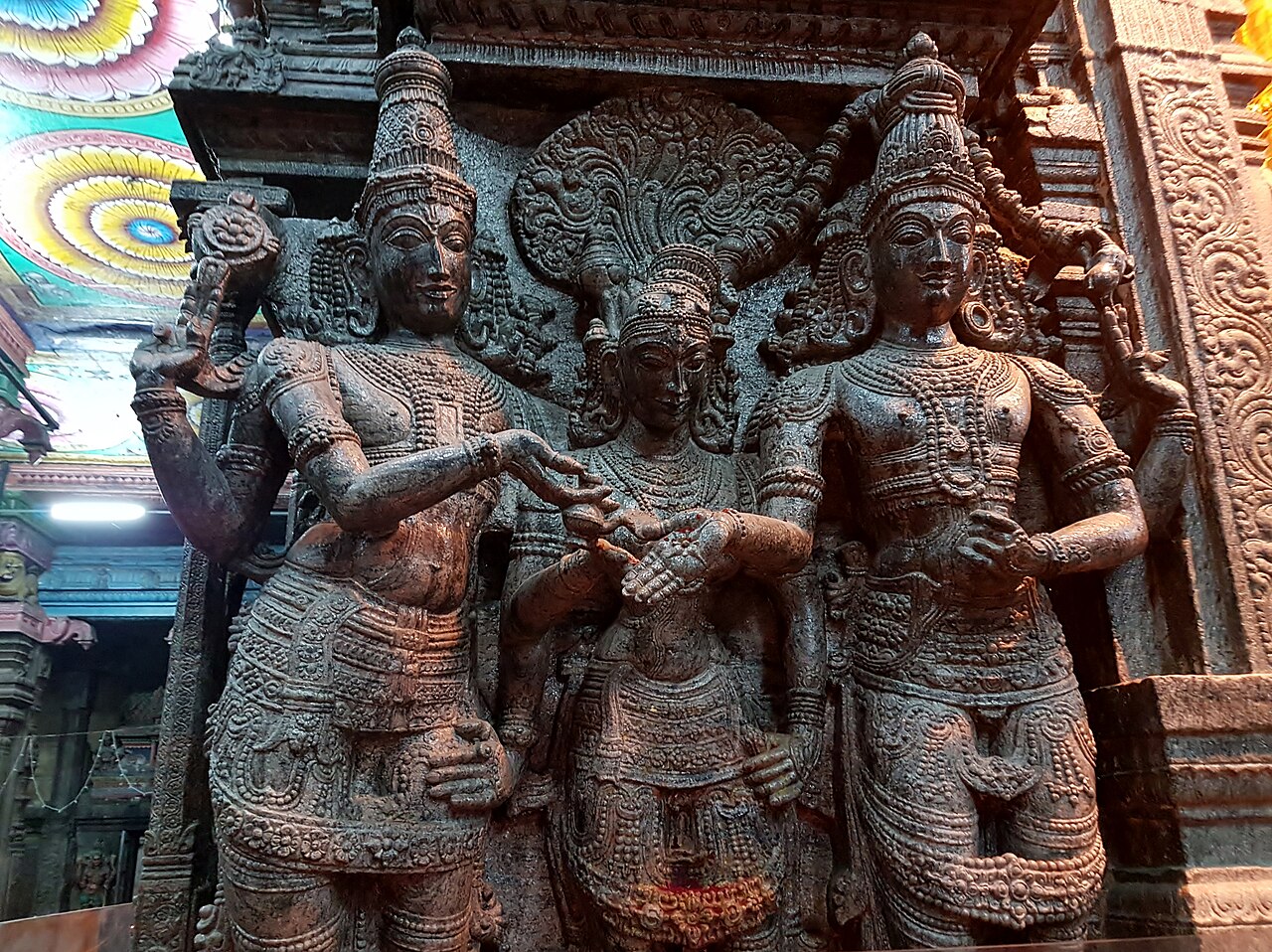 Mariage de Meenakshi et Shiva au temple de Madurai Représentation du mariage de Meenakshi et Shiva dans le temple de Madurai