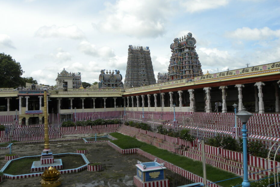 Le temple Meenakshi de Madurai, un monument couvert de milliers de sculptures temple meenakshi madurai inde Vue générale du temple Meenakshi à Madurai en Inde