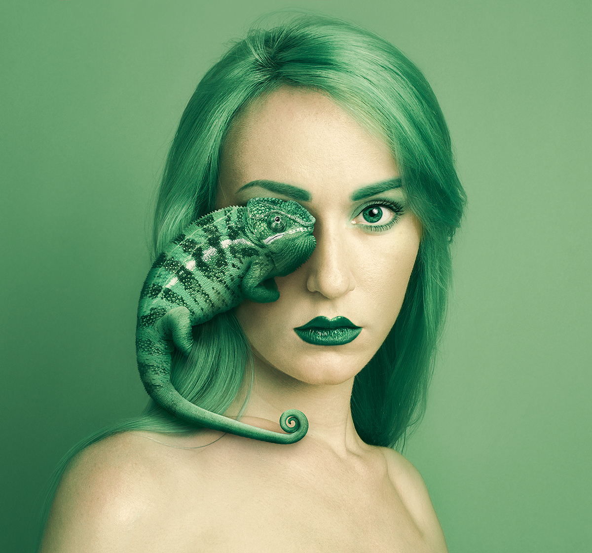 Des auto-portraits avec des yeux d'animaux par Flóra Borsi Des auto portraits avec des yeux d animaux par Flora Borsi 10 Des-auto-portraits-avec-des-yeux-d-animaux-par-Flora-Borsi-10-cameleon