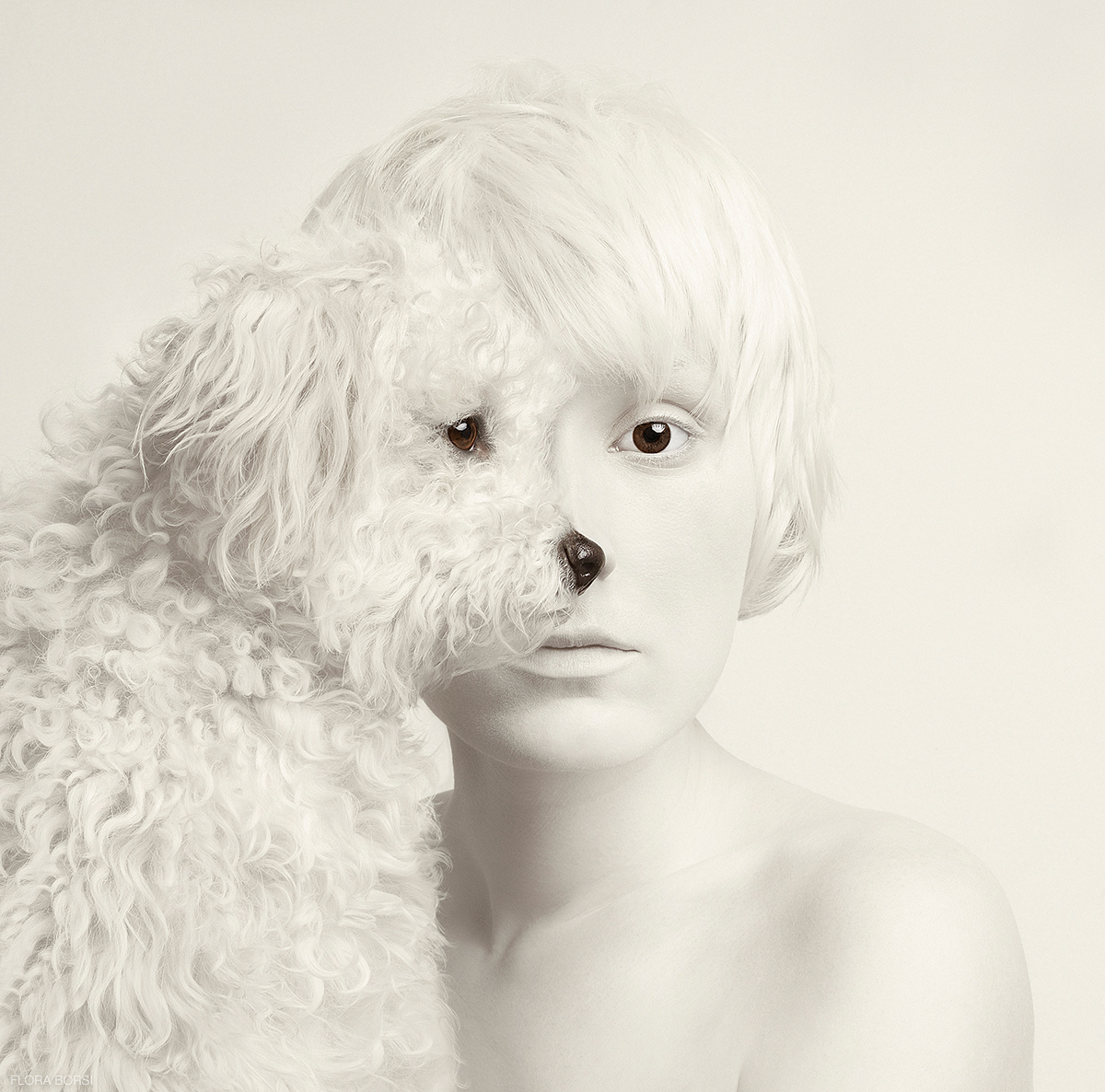 Des auto-portraits avec des yeux d'animaux par Flóra Borsi Des auto portraits avec des yeux d animaux par Flora Borsi 11 Des-auto-portraits-avec-des-yeux-d-animaux-par-Flora-Borsi-11-chien