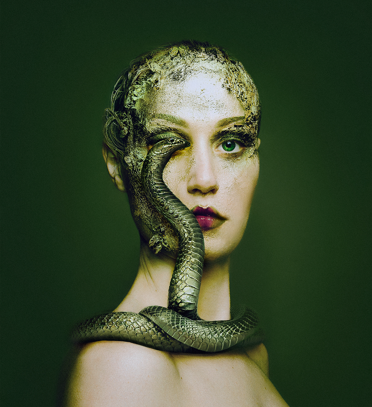 Des auto-portraits avec des yeux d'animaux par Flóra Borsi Des auto portraits avec des yeux d animaux par Flora Borsi 5 Des-auto-portraits-avec-des-yeux-d-animaux-par-Flora-Borsi-5-serpent