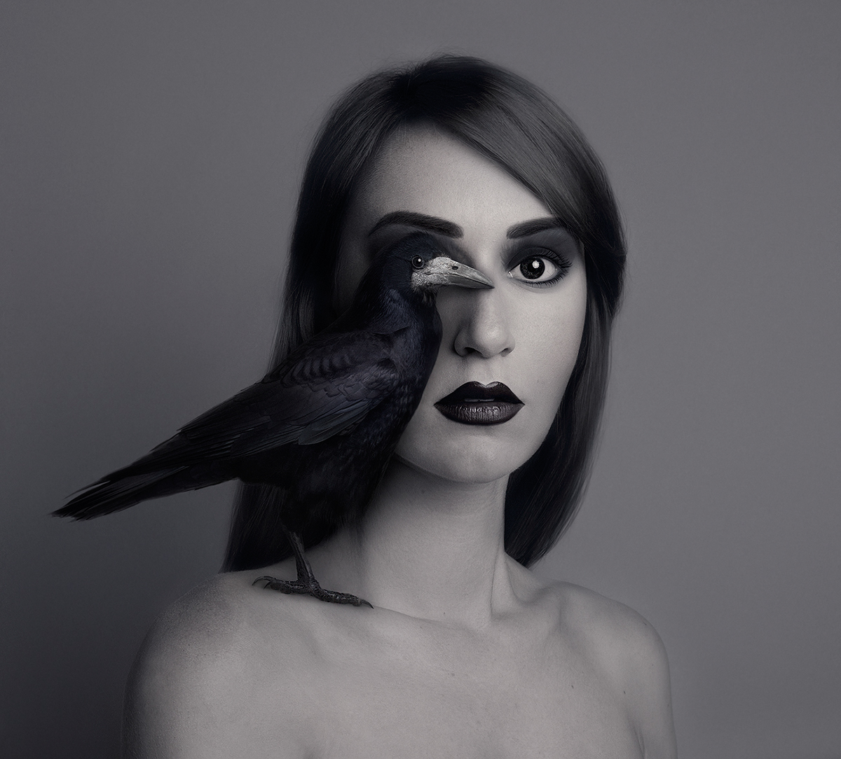 Des auto-portraits avec des yeux d'animaux par Flóra Borsi Des auto portraits avec des yeux d animaux par Flora Borsi 8 Des-auto-portraits-avec-des-yeux-d-animaux-par-Flora-Borsi-9-corbeau
