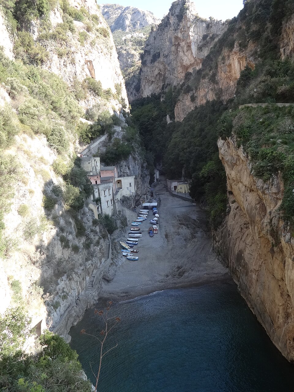 À l'intérieur du Fiordo di Furore Gorge du Fiordo di Furore et anciennes maisons sur la côte amalfitaine