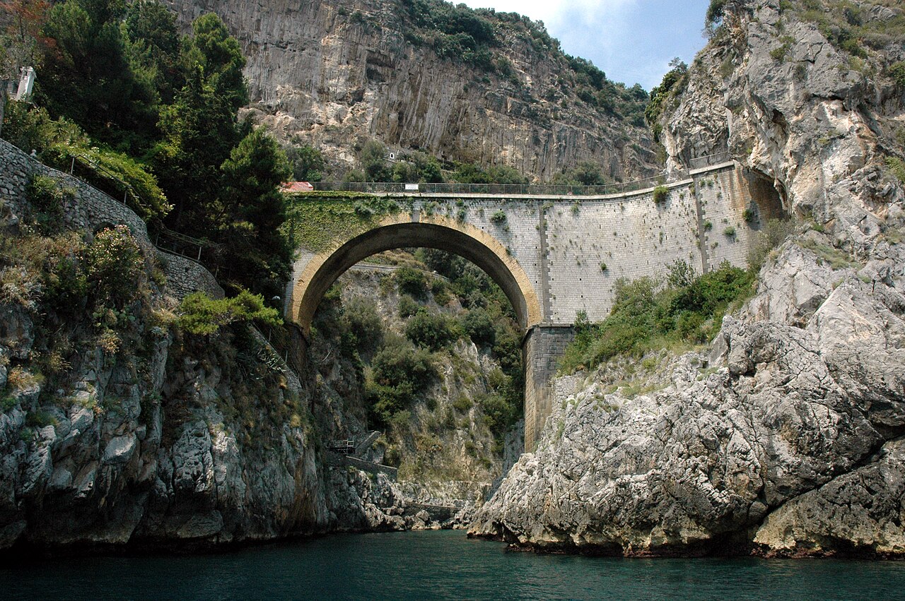Le pont du Fiordo di Furore vu depuis la mer Pont du Fiordo di Furore vu depuis la mer sur la côte amalfitaine
