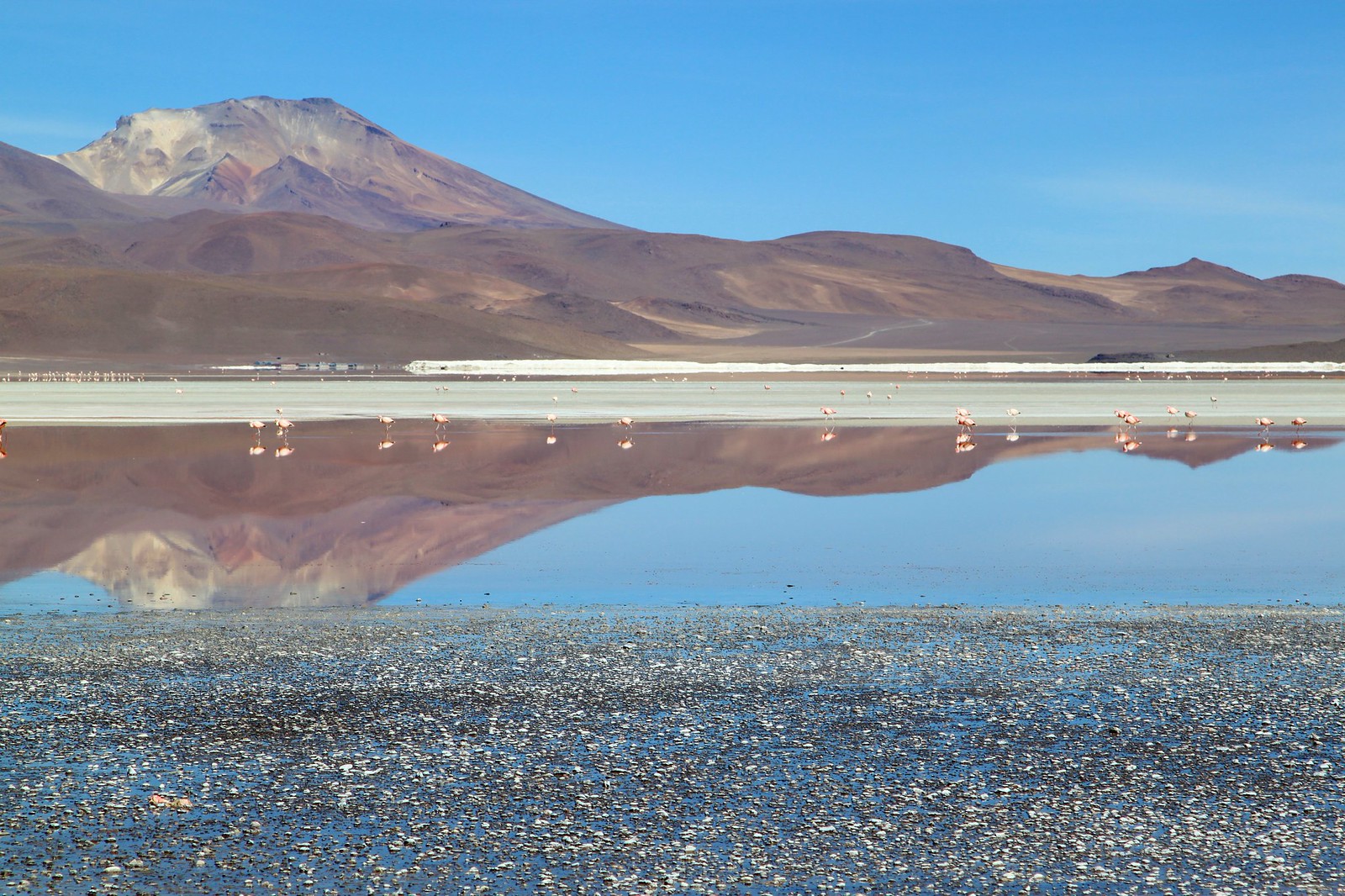 Le Salar de Uyuni et les montagnes de l’Altiplano Salar de Uyuni en Bolivie avec montagnes à l’horizon