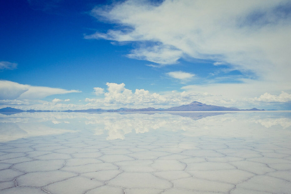 Le Salar de Uyuni, le plus grand désert de sel du monde salar de uyuni bolivie jen morgan Salar de Uyuni en Bolivie sous un ciel dégagé