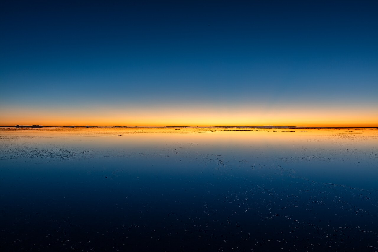 Le Salar de Uyuni à l’aube Le Salar de Uyuni transformé en miroir géant pendant la saison humide en Bolivie