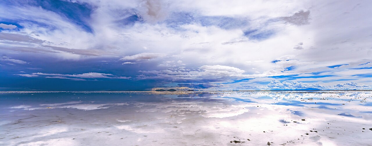 Vue panoramique du Salar de Uyuni en Bolivie Vue panoramique du Salar de Uyuni, le plus grand désert de sel du monde, en Bolivie