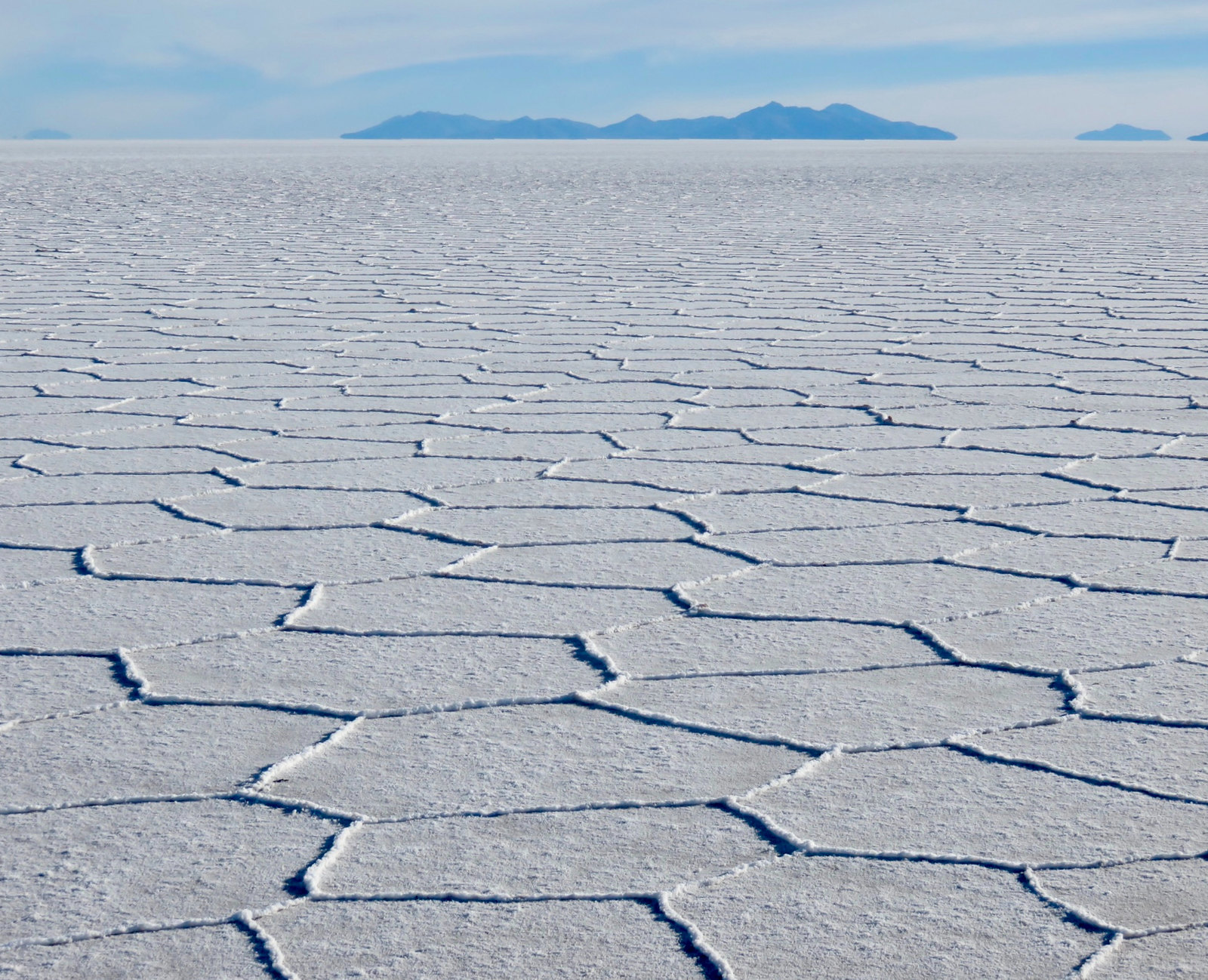 salar de uyuni polygones sel bolivie Motifs polygonaux de la croûte de sel du Salar de Uyuni en Bolivie