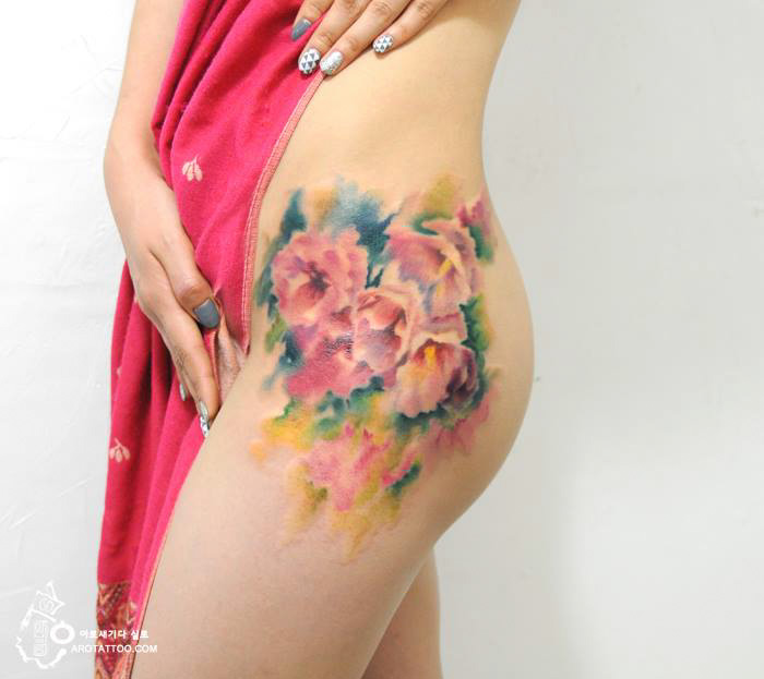 Les tatouages de fleurs aquarelles de tattooist_silo Les tatouages de fleurs aquarelles de tattooist silo 5 Les-tatouages-de-fleurs-aquarelles-de-tattooist_silo-5