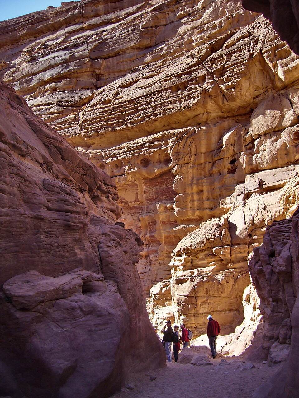 passage etroit canyon colore sinai Passage étroit dans le canyon coloré du Sinaï près de Nuweiba