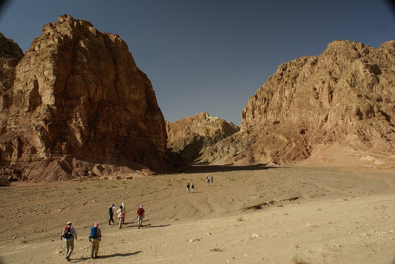 randonneurs wadi colored canyon sinai Randonneurs dans un wadi du Sinaï en direction du Colored Canyon