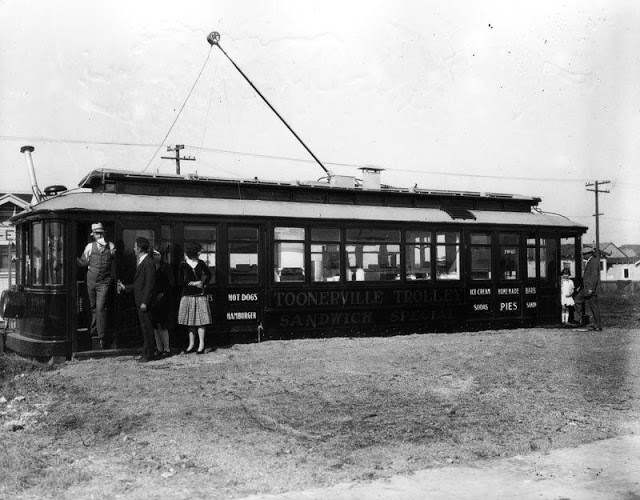 22 photos vintage de restaurants aux formes loufoques de Los Angeles 22 photos vintage de restaurants aux formes loufoques de Los Angeles 17 22-photos-vintage-de-restaurants-aux-formes-loufoques-de-Los-Angeles-17