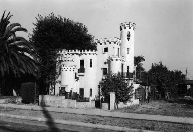 22 photos vintage de restaurants aux formes loufoques de Los Angeles 22 photos vintage de restaurants aux formes loufoques de Los Angeles 18 22-photos-vintage-de-restaurants-aux-formes-loufoques-de-Los-Angeles-18