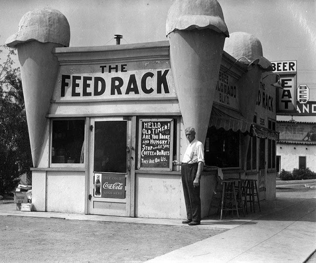 22 photos vintage de restaurants aux formes loufoques de Los Angeles 22 photos vintage de restaurants aux formes loufoques de Los Angeles 9 22-photos-vintage-de-restaurants-aux-formes-loufoques-de-Los-Angeles-9