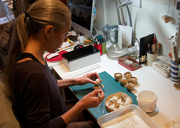 Le recyclage de papier de vieux livres en objets par Cecilia Levy Le recyclage de papier de vieux livres en objets par Cecilia Levy 19 Le-recyclage-de-papier-de-vieux-livres-en-objets-par-Cecilia-Levy-19