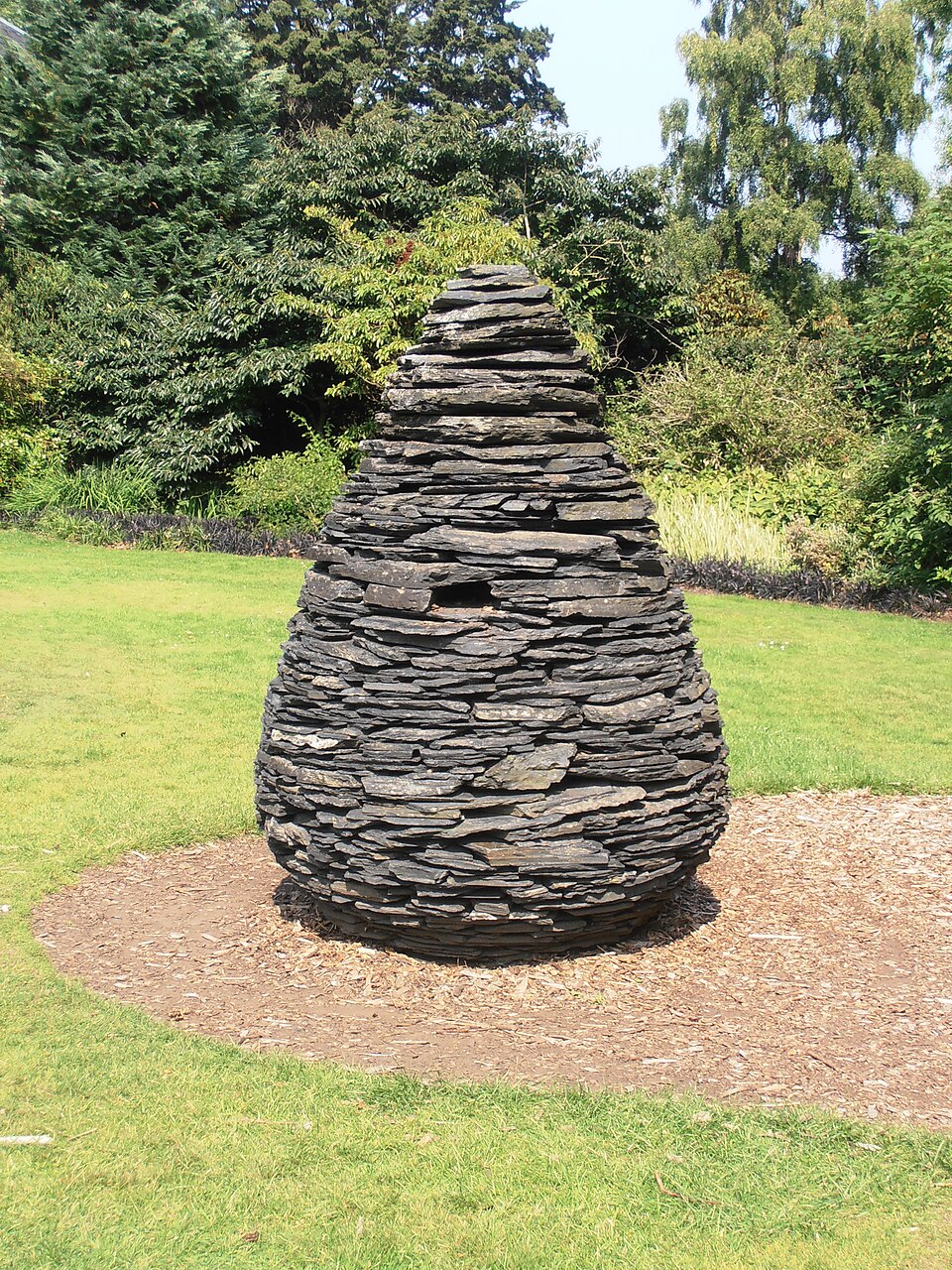 Cône en pierre d’Andy Goldsworthy au Jardin botanique royal d’Édimbourg Cône en pierre d’Andy Goldsworthy au Jardin botanique royal d’Édimbourg