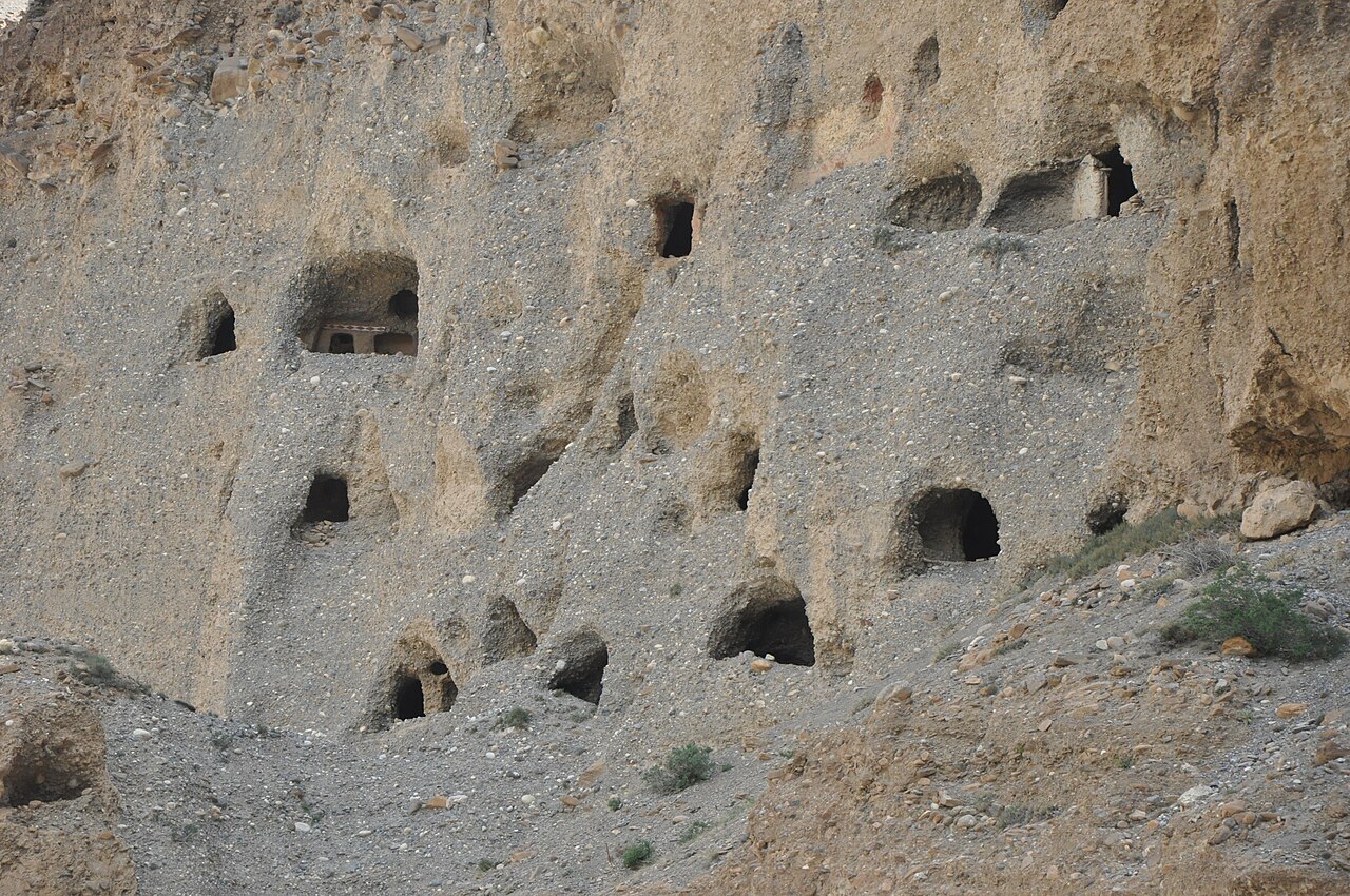 Grottes troglodytiques de Chaile et Chhuksang dans le Mustang Grottes troglodytiques creusées dans une falaise à Chaile et Chhuksang dans le Mustang au Népal
