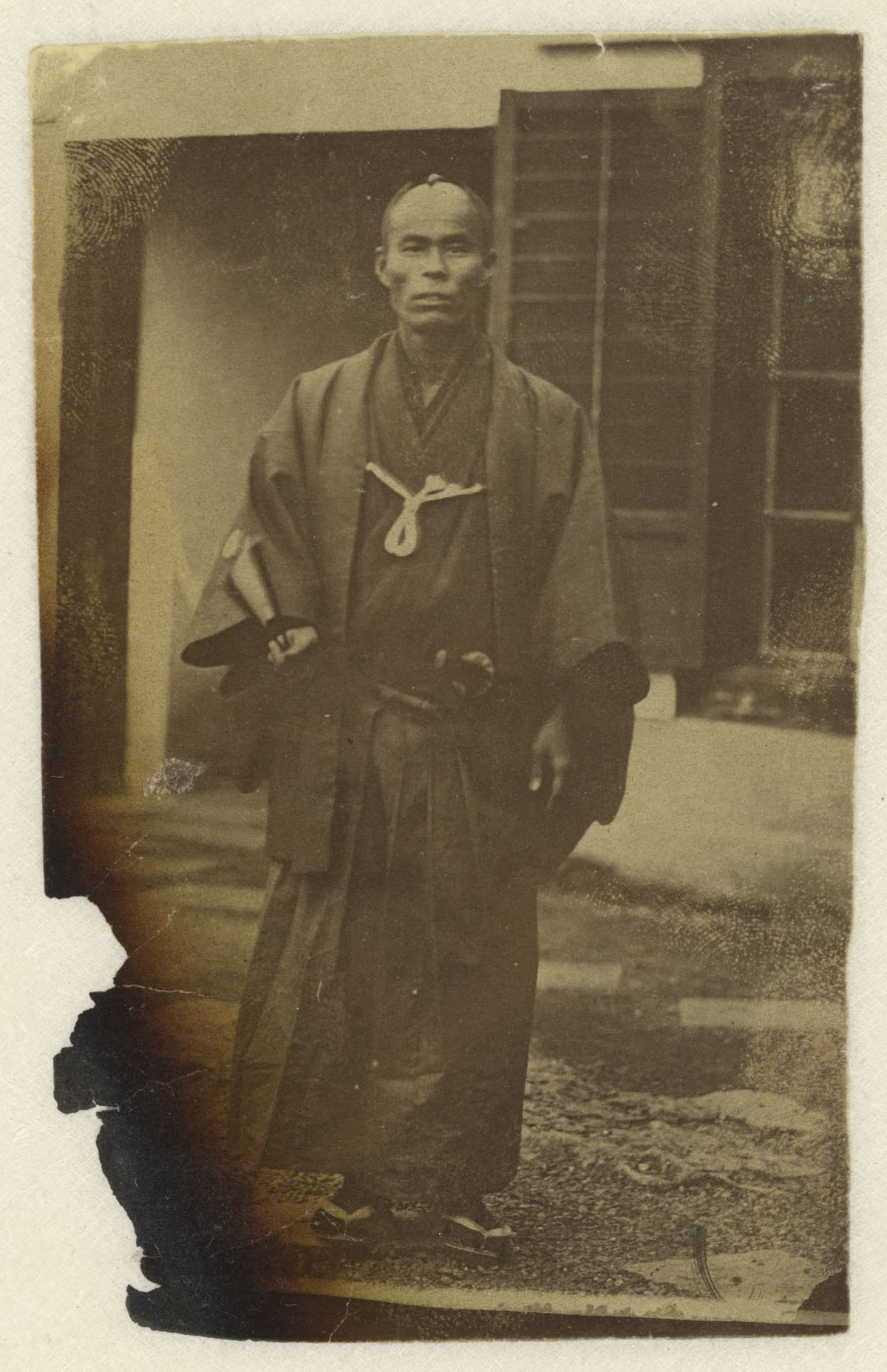 Portrait d’un samouraï vers 1865 Portrait en pied d’un samouraï japonais vers 1865 par Antoon Bauduin
