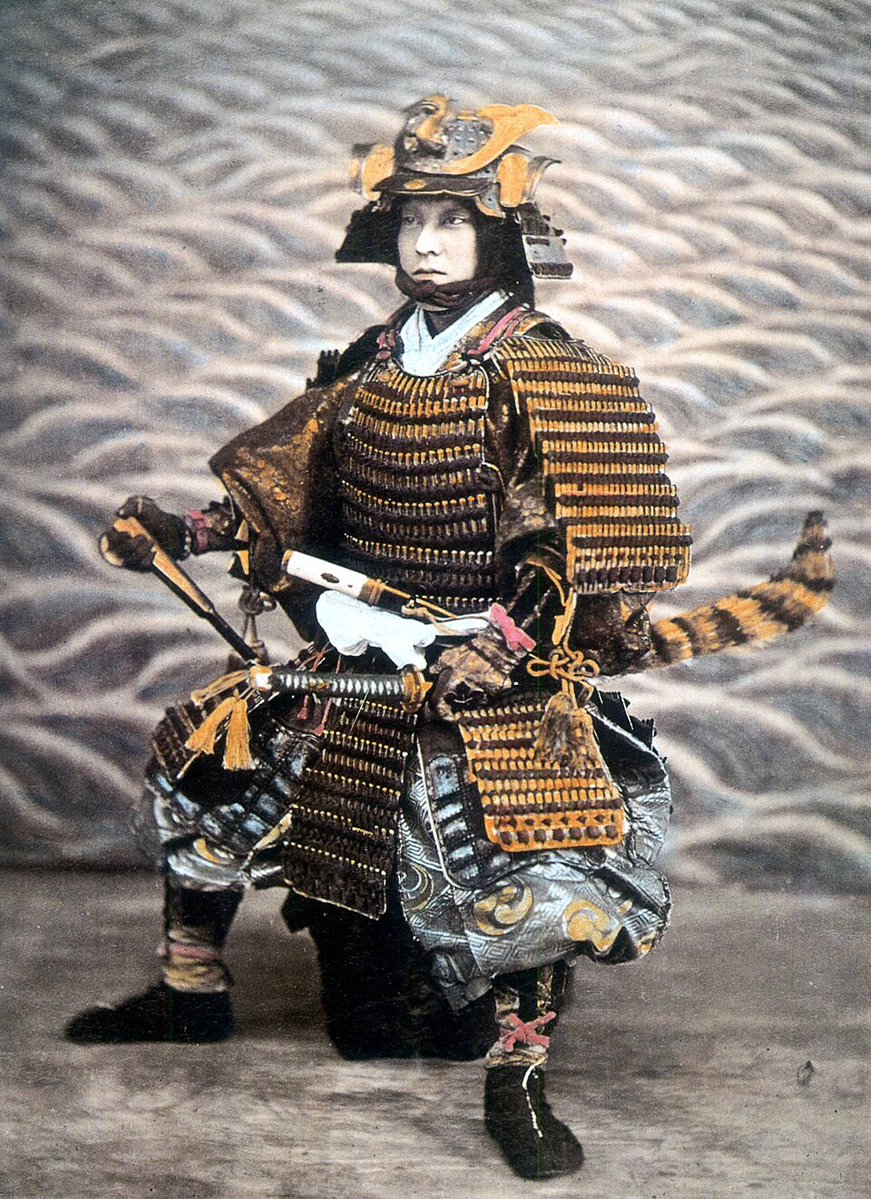 Samouraï japonais en armure ō-yoroi Homme japonais portant une armure de samouraï ō-yoroi vers 1880