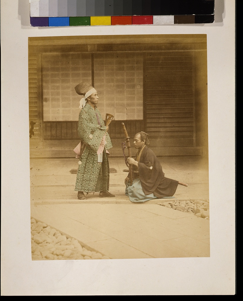 Samouraï ou serviteur devant un dignitaire japonais Homme présenté comme samouraï ou serviteur agenouillé devant un dignitaire vers 1877