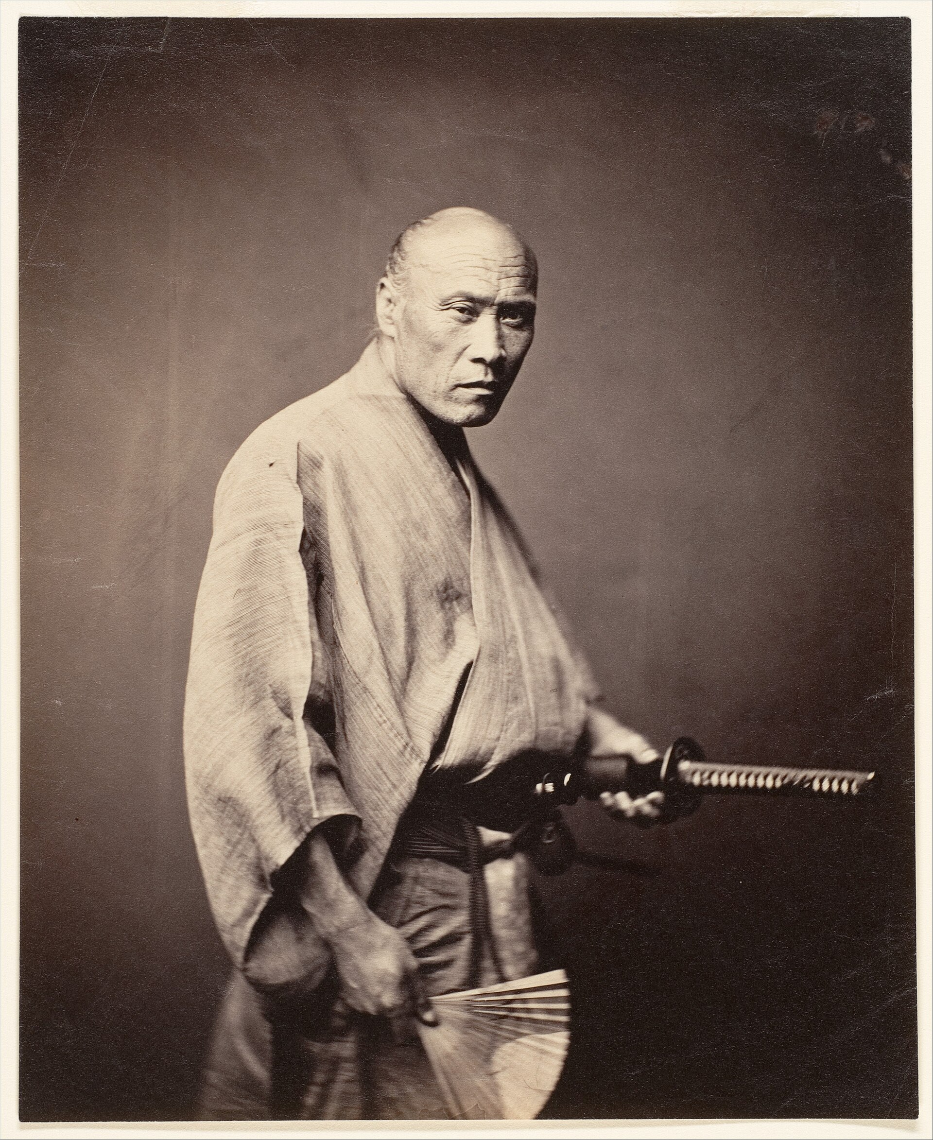 Samouraï à Yokohama photographié par Felice Beato Portrait d’un samouraï japonais à Yokohama vers 1864-1865, photographie de Felice Beato